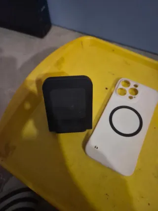 Cargador Inalámbrico Negro y Funda Blanca