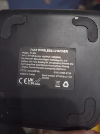 Cargador Inalámbrico Negro y Funda Blanca