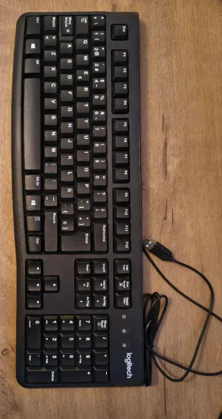 Teclado y Mouse Logitech USB negros.