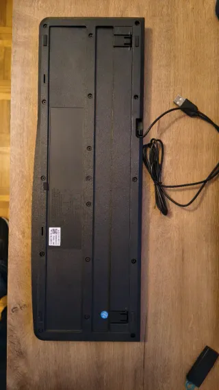 Teclado y Mouse Logitech USB negros.