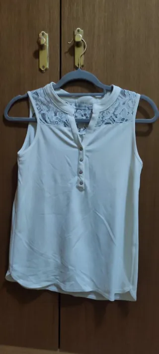 Camiseta blanca con encaje