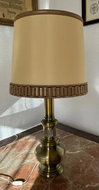 Lámpara de mesa bronce y tela beige