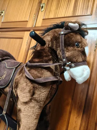 Caballo balancín marrón