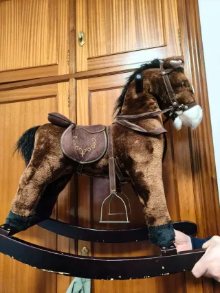 Caballo balancín marrón