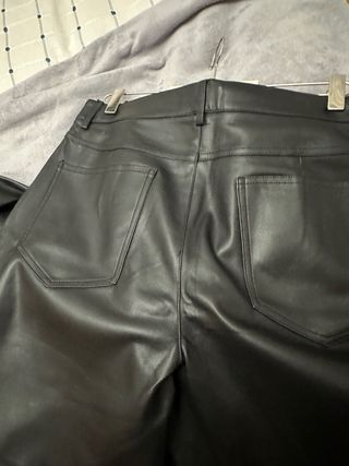 Pantalones Mango efecto piel negros