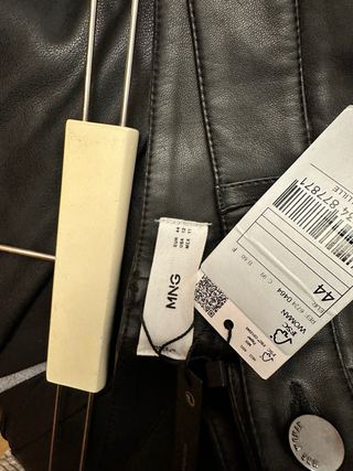 Pantalones Mango efecto piel negros