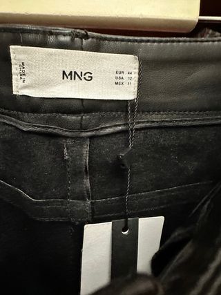 Pantalones Mango efecto piel negros
