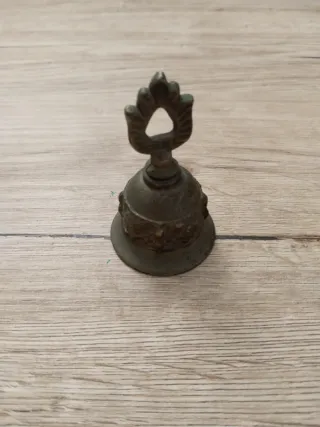 Campana pequeña decorativa bronce