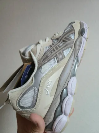 Asics Beige/Plata Zapatillas Deportivas