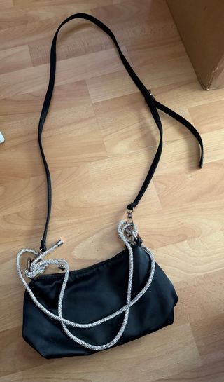 Bolso negro con cadena plateada
