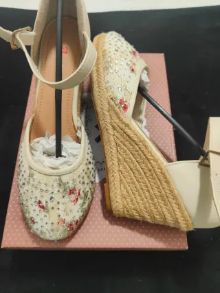 Zapatos de tacón con pedrería y flores