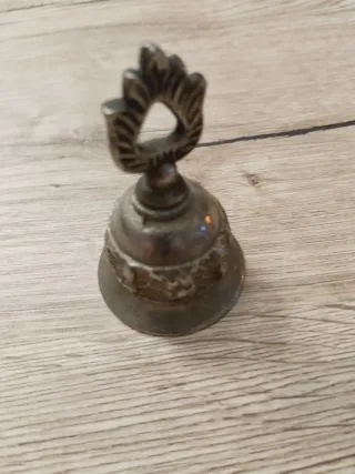 Campana de alpaca decorada