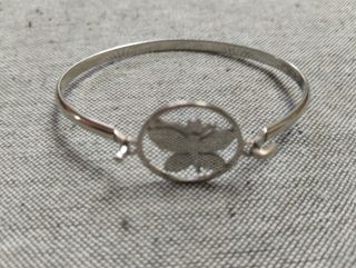 Brazalete Rígido Plateado con Diseño de Mariposa