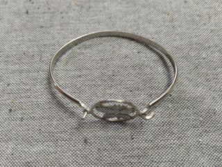 Brazalete Rígido Plateado con Diseño de Mariposa