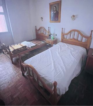 Juego 2 camas madera maciza + somieres + 1 colchón