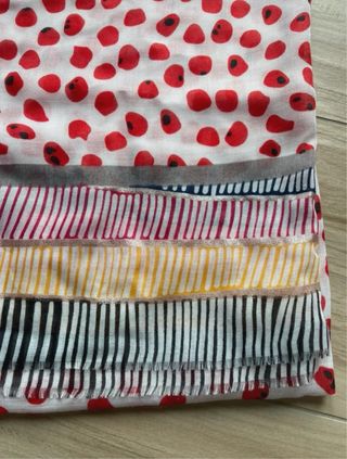 Pashmina bianca con pois e righe