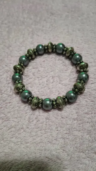 Pulsera perlas y metal plateado