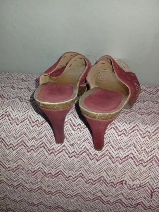 Sandalias cuña mujer burdeos perforadas