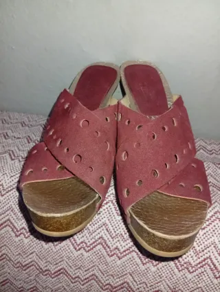 Sandalias cuña mujer burdeos perforadas