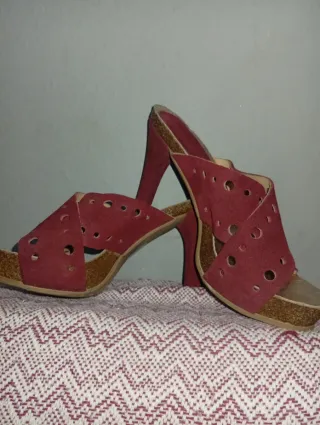 Sandalias cuña mujer burdeos perforadas