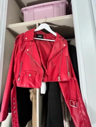 Chaqueta cuero roja estilo motero