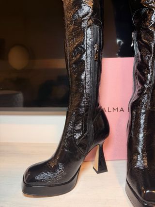 Botas altas Alma en Pena negras charol