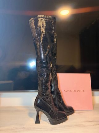 Botas altas Alma en Pena negras charol