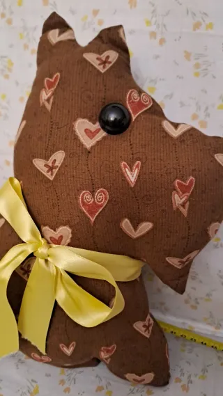 Cojín decorativo perro tela corazones