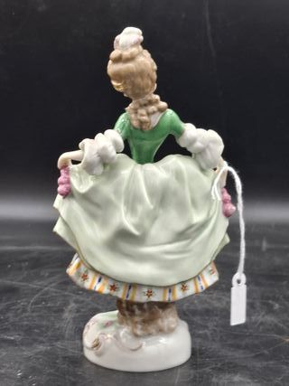 Elegante dama en porcelana francesa con sello