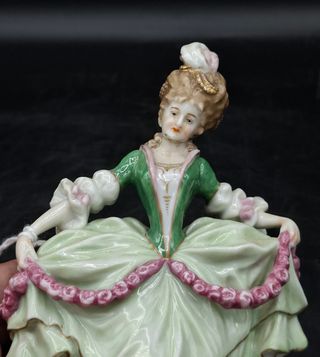Elegante dama en porcelana francesa con sello