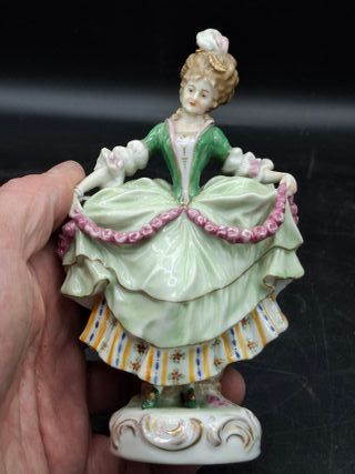 Elegante dama en porcelana francesa con sello