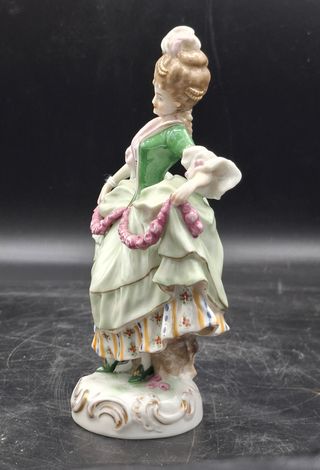 Elegante dama en porcelana francesa con sello