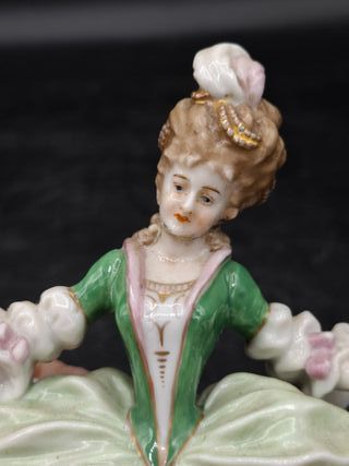 Elegante dama en porcelana francesa con sello