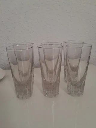 Antica canna da pesca con sei bicchieri