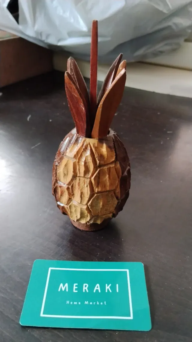 Piña de madera maciza tallada
