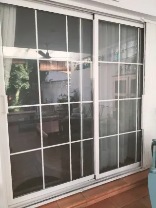 Puerta corredera aluminio y cristal