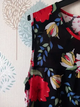 Vestido estampado floral negro y rojo