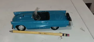 Coche clásico azul Chevrolet