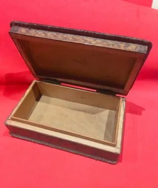 Caja antigua de tabaco piel y madera