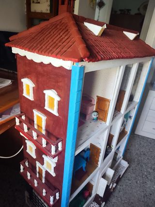 Casita de muñecas hecha a mano , medidas 1,22 x 77