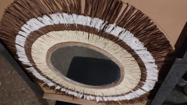 Espejo decorativo redondo con flecos