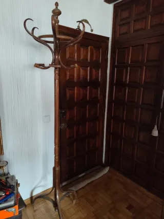 Perchero de pie de madera