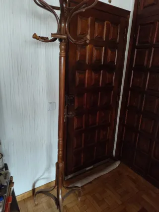 Perchero de pie de madera