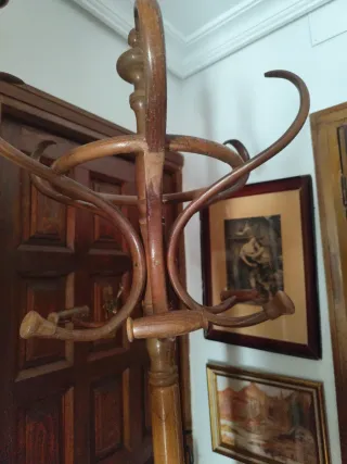 Perchero de pie de madera