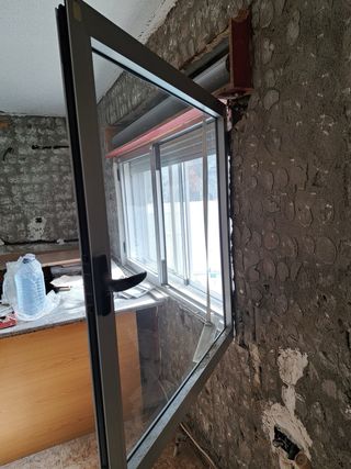 Ventanas gris de aluminio