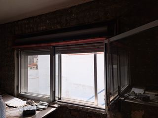 Ventanas gris de aluminio