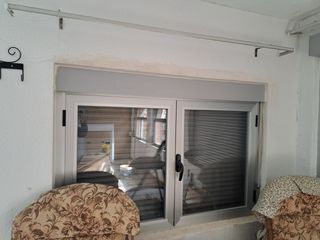Ventanas gris de aluminio