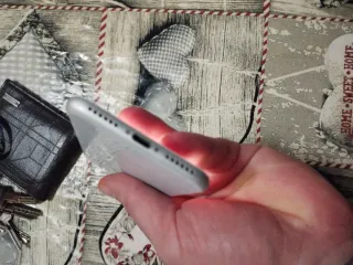 iPhone 8 Plata Como Nuevo con cargador