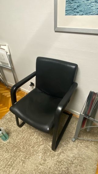 Butacas (2) de oficina en cuero negro