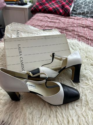 Zapatos de tacón blancos y negros